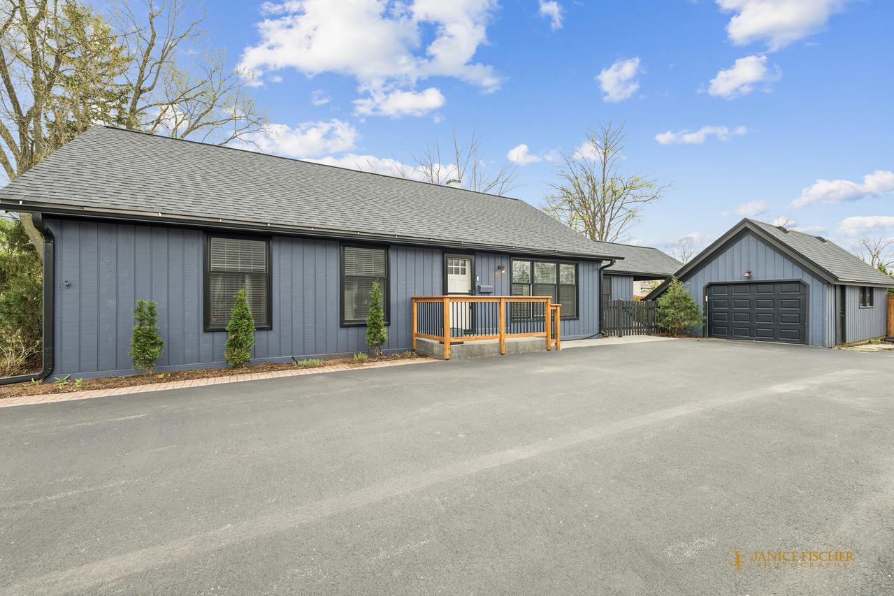 228 Raymond Ave., Barrington, IL 60010