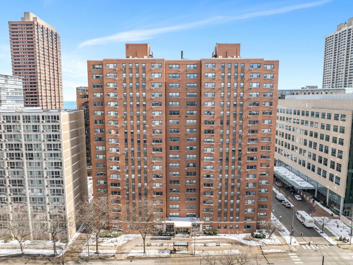 2909 N Sheridan Rd. #1703, Chicago, IL 60657
