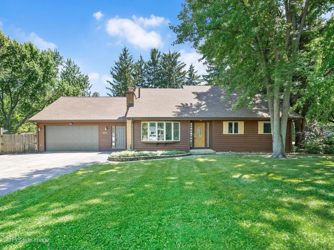 375 W Woodworth Pl., Roselle, IL 60172