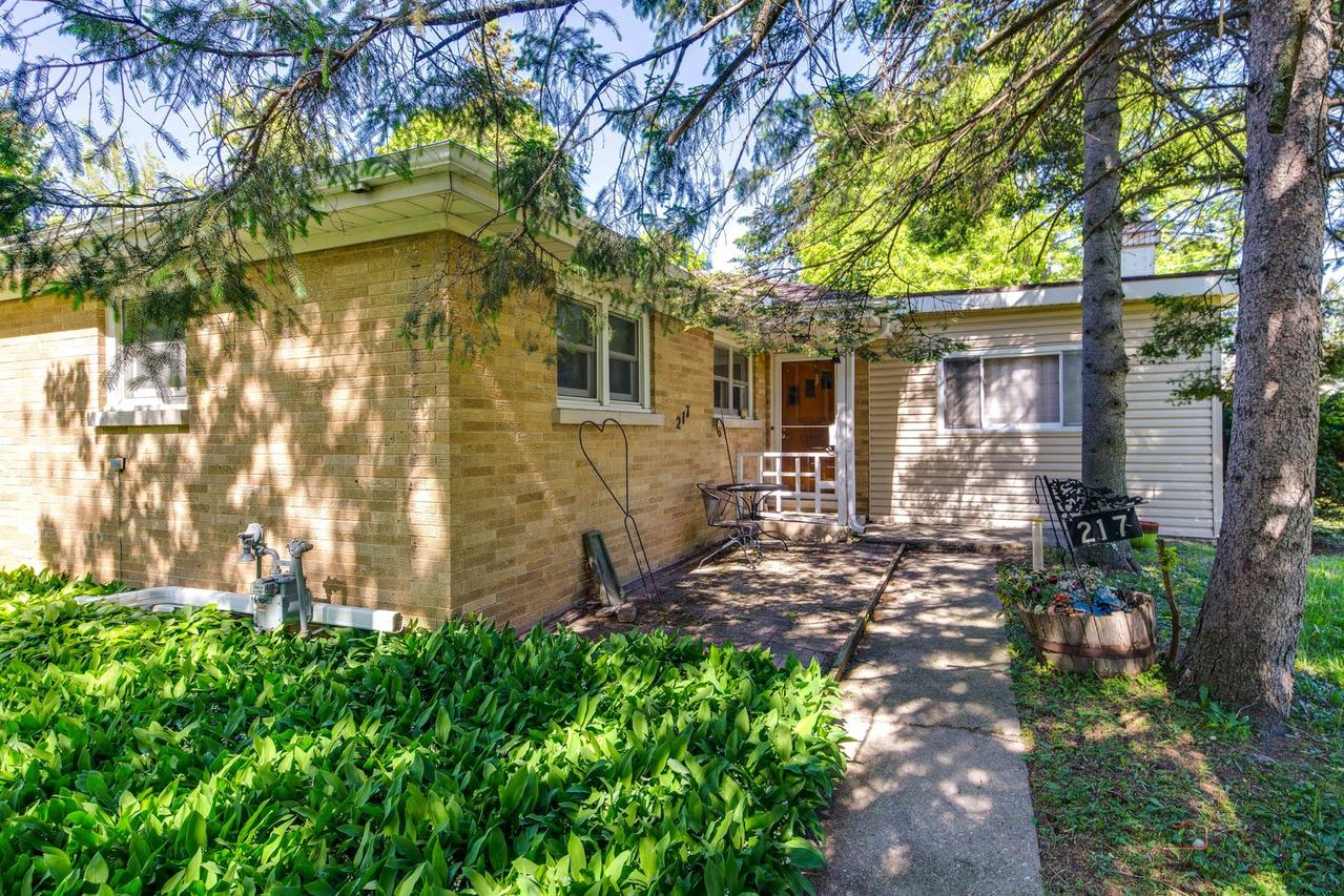 217 Dalton Ave., Mundelein, IL 60060
