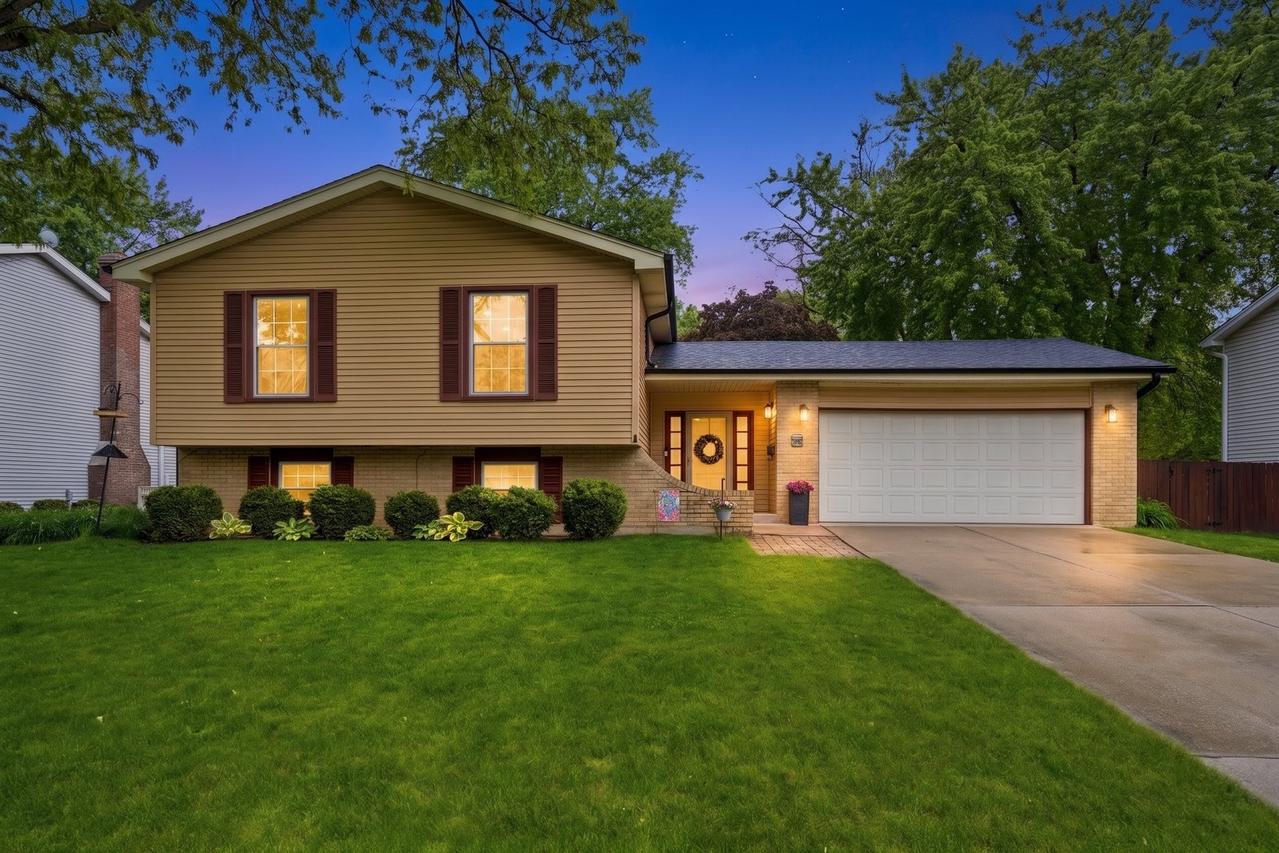 1940 Brentwood Ln., Wheaton, IL 60189