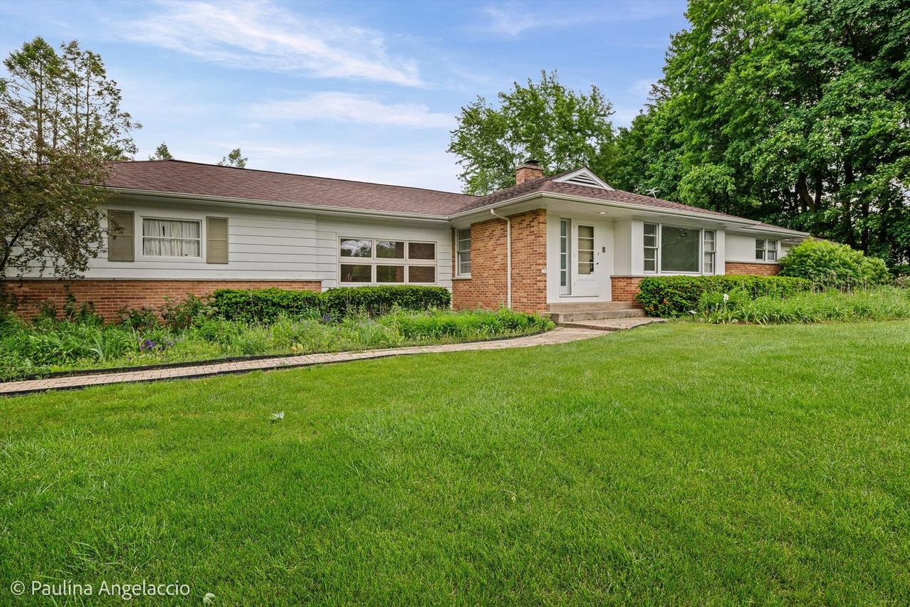 593 Cumnock Rd., Inverness, IL 60067
