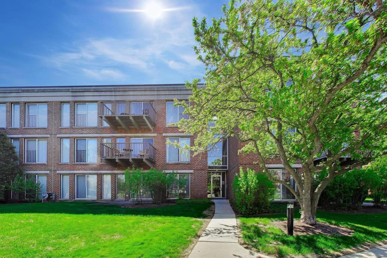 402 Kelburn Rd. #126, Deerfield, IL 60015