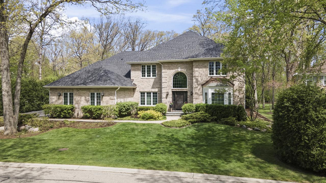 229 Surrey Ln., Lincolnshire, IL 60045