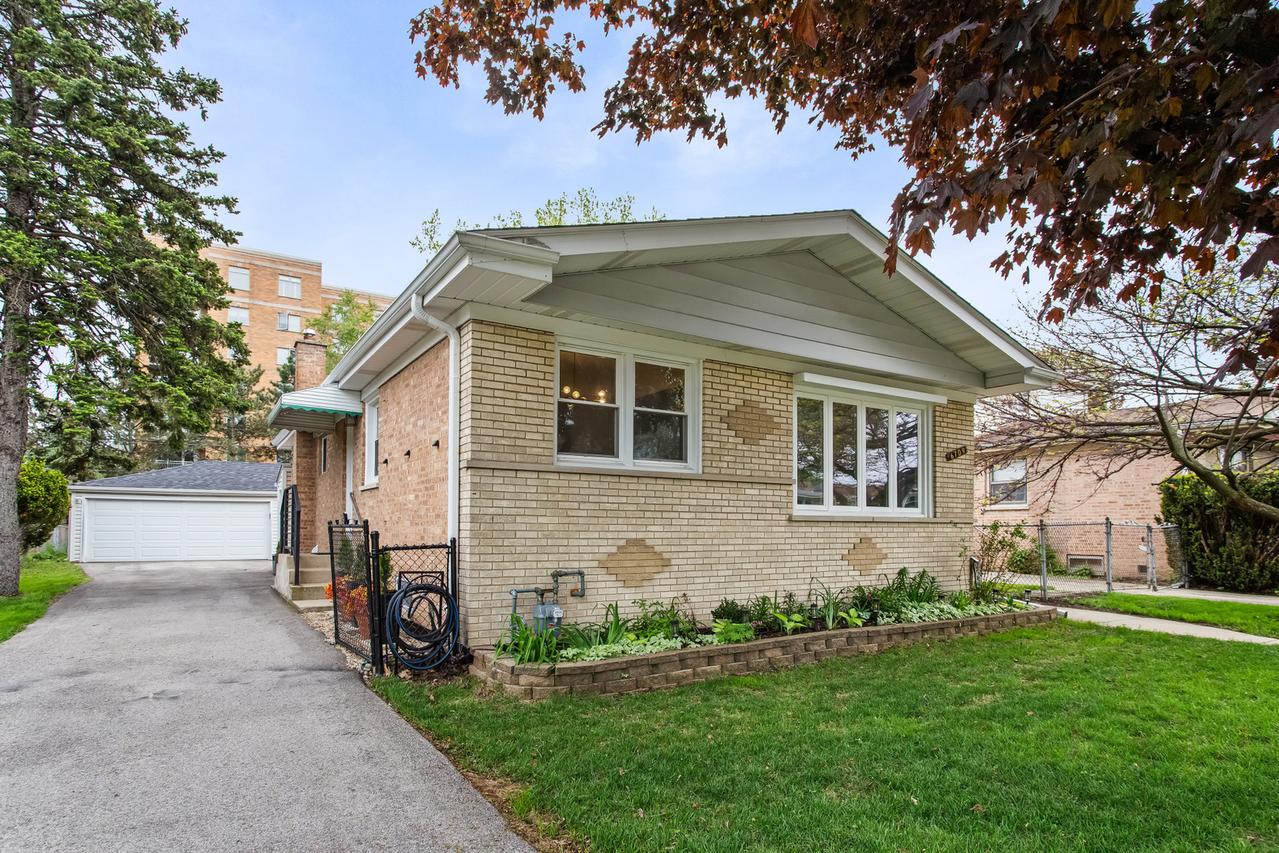 6709 W Forest View Ln., Niles, IL 60714