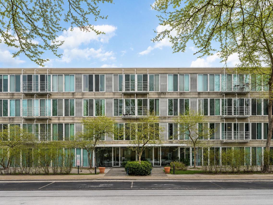 2555 Gross Point Rd. #202, Evanston, IL 60201