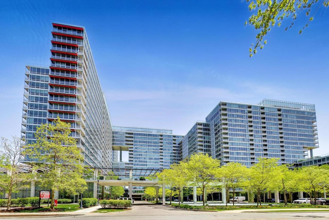 9655 Woods Dr. #814, Skokie, IL 60077