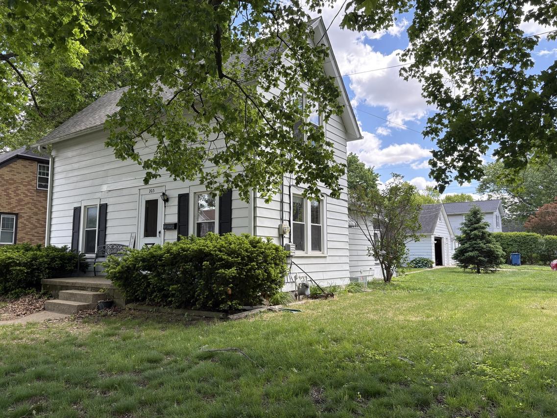 203 E Van Buren St., Ottawa, IL 61350