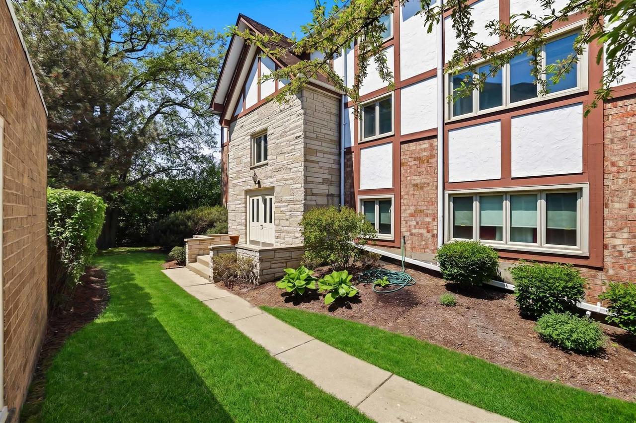 660 Ballantrae Dr. #B, Northbrook, IL 60062