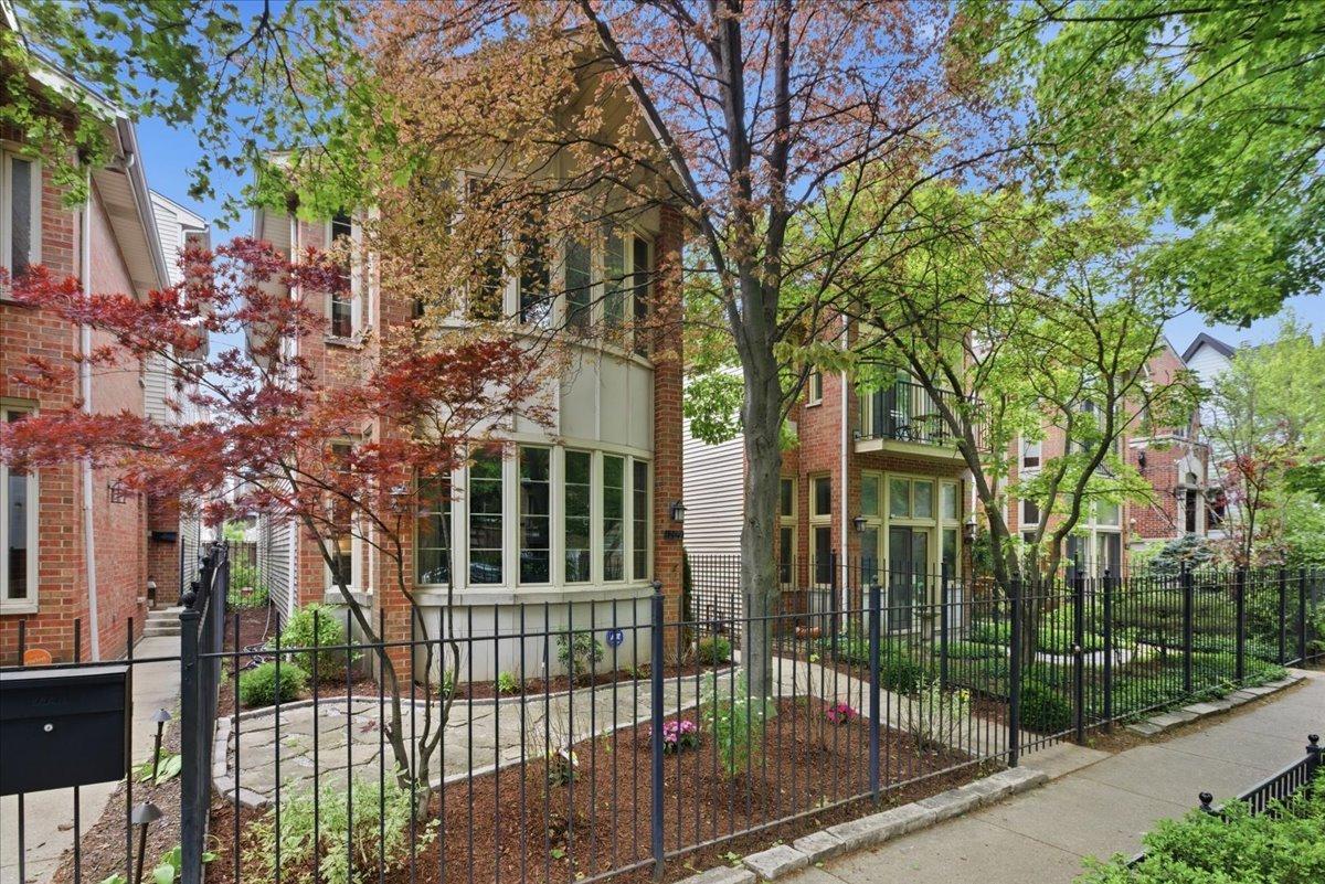 1209 W Roscoe St., Chicago, IL 60657