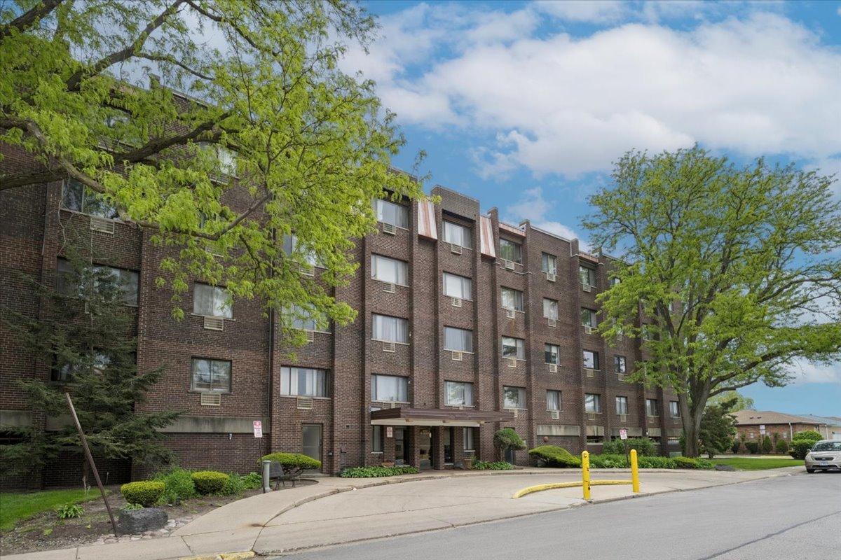 8455 W Leland Ave. #204, Chicago, IL 60656