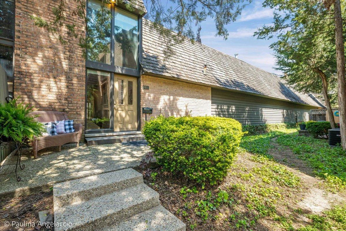586 W Russell St., Barrington, IL 60010