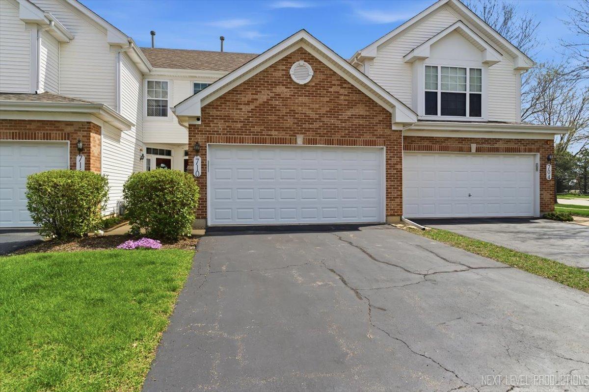710 Riding Ln., St. Charles, IL 60174