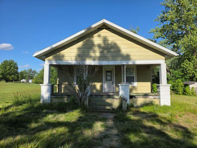 905 Mcclintock Ave., Johnston City, IL 62951