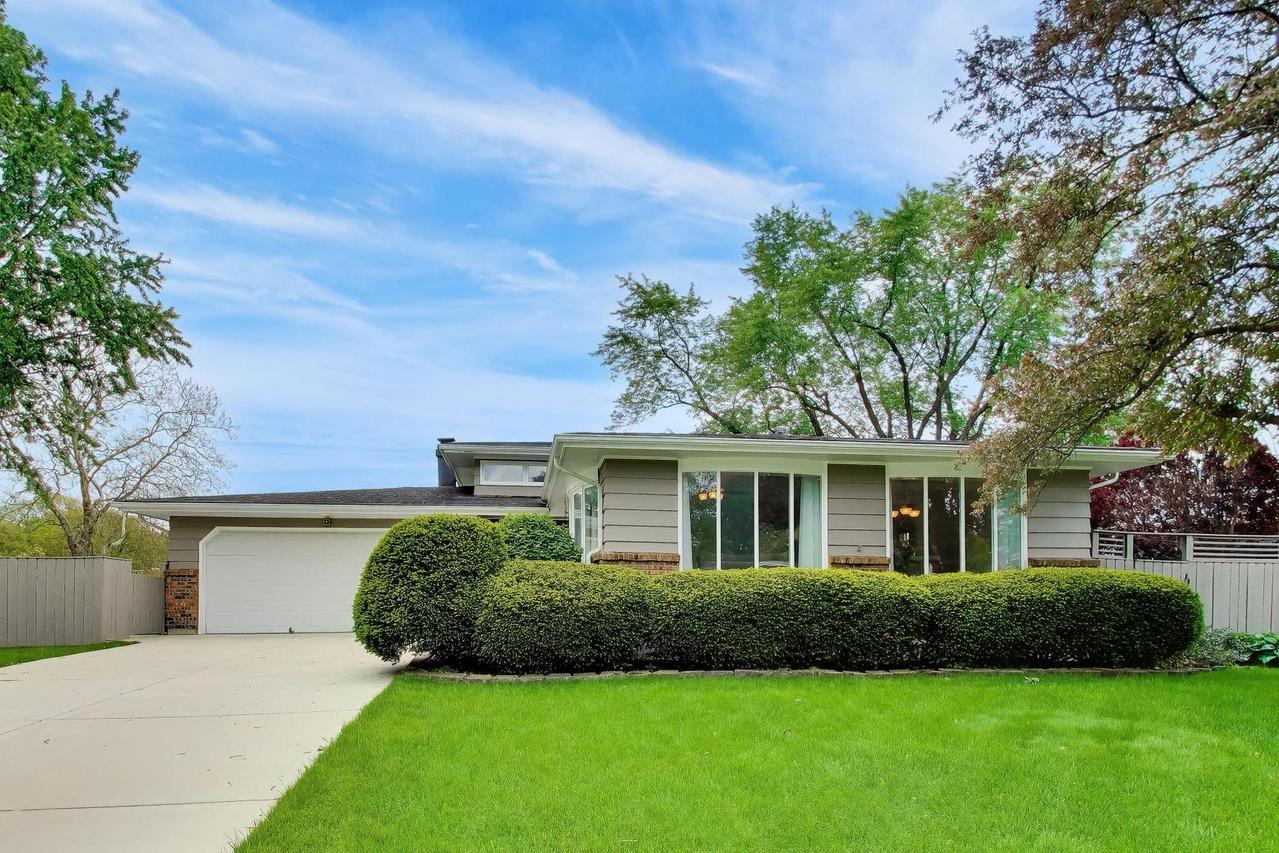 1976 Robert St., Aurora, IL 60506