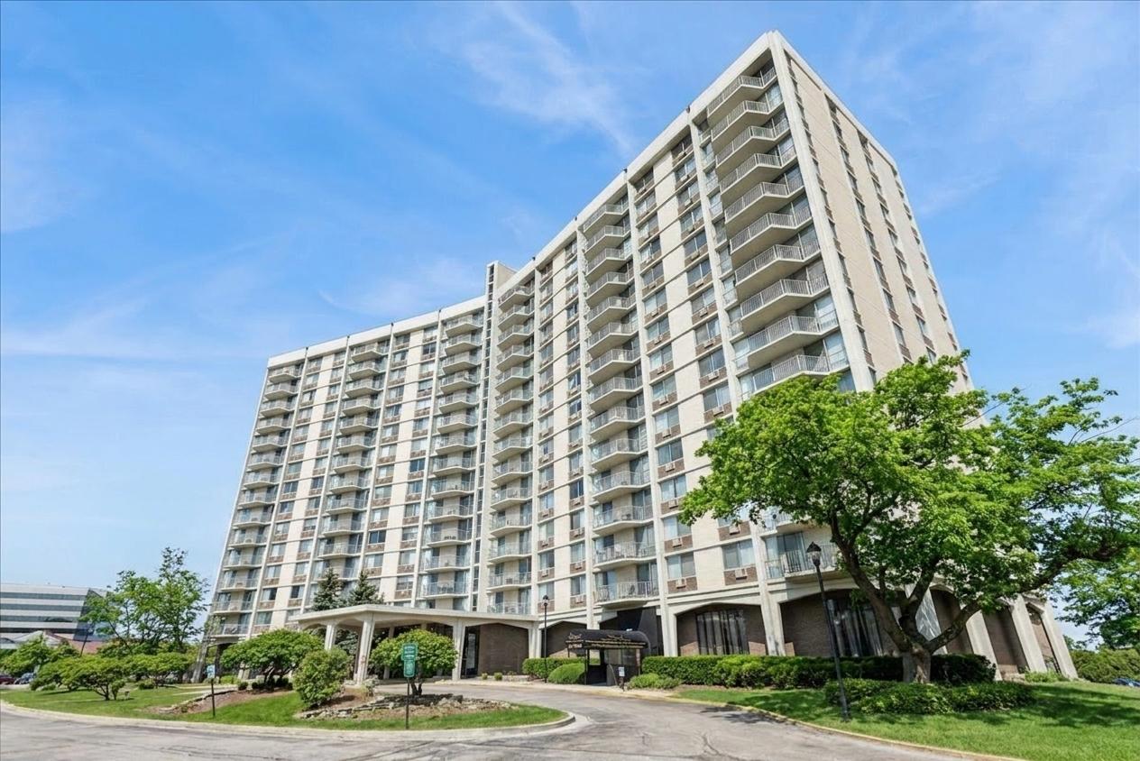 40 N Tower Rd. #8F, Oak Brook, IL 60523