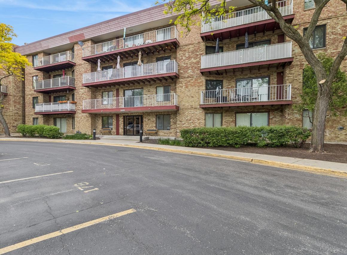 5450 Astor Ln. #210, Rolling Meadows, IL 60008