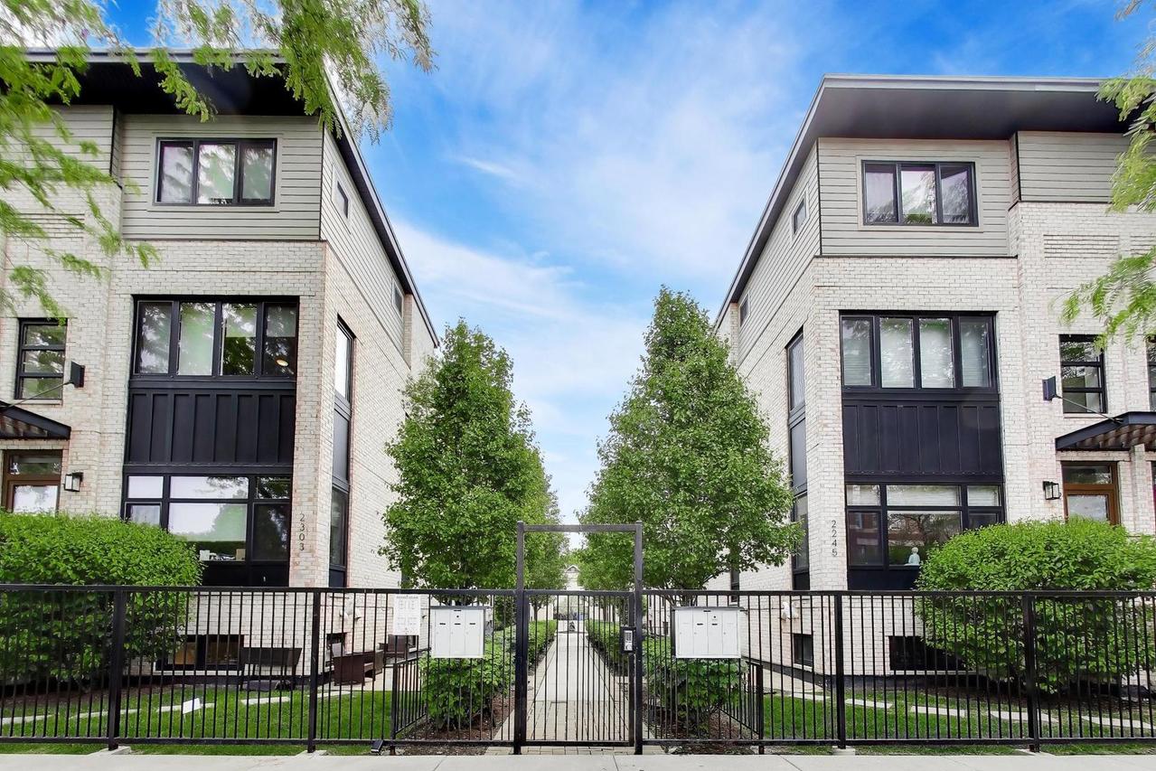 2247 N Rockwell St. #1, Chicago, IL 60647