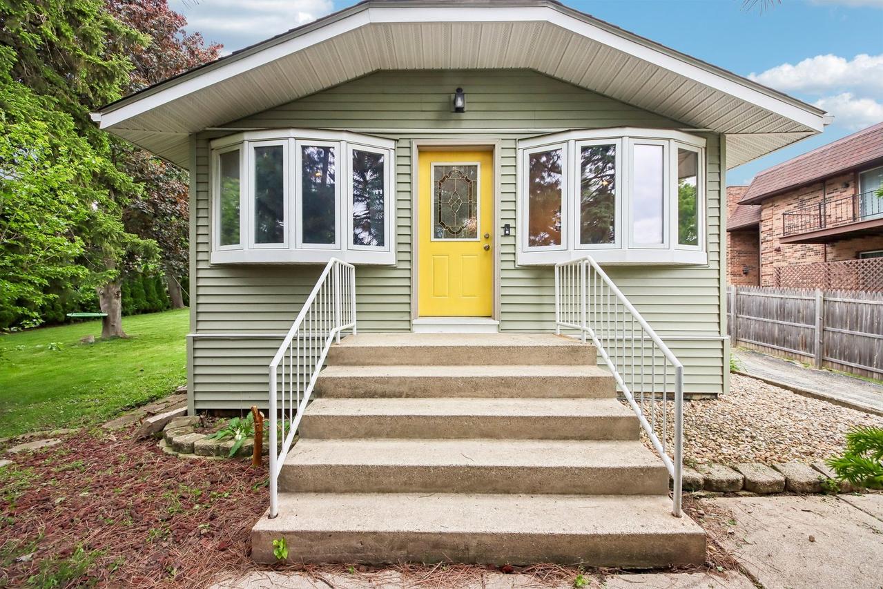117 E 55th St., Westmont, IL 60559