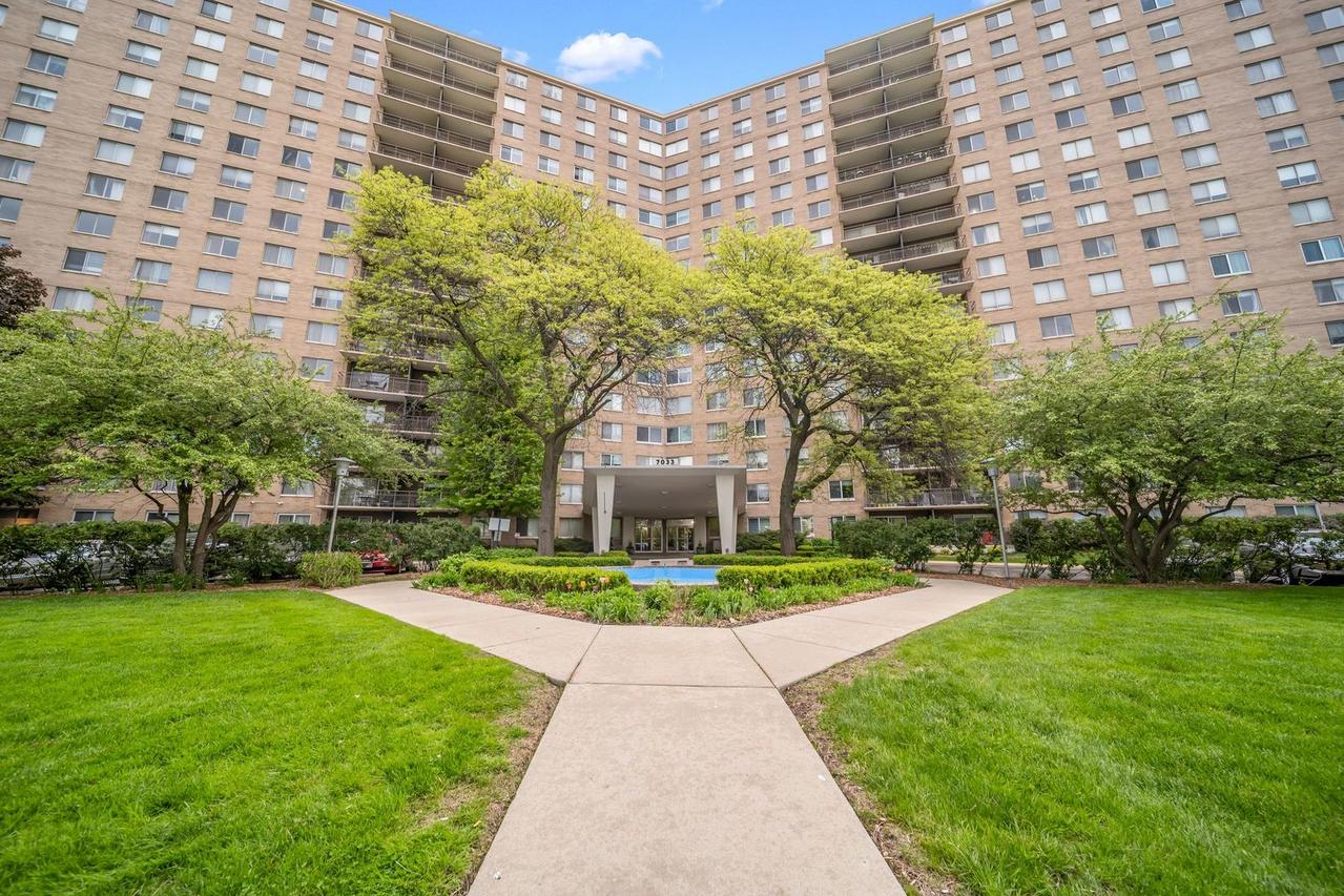 7033 N Kedzie Ave. #815, Chicago, IL 60645