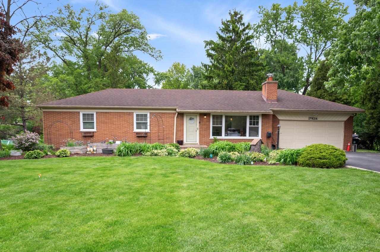 17W214 W Hillside Ln., Willowbrook, IL 60527