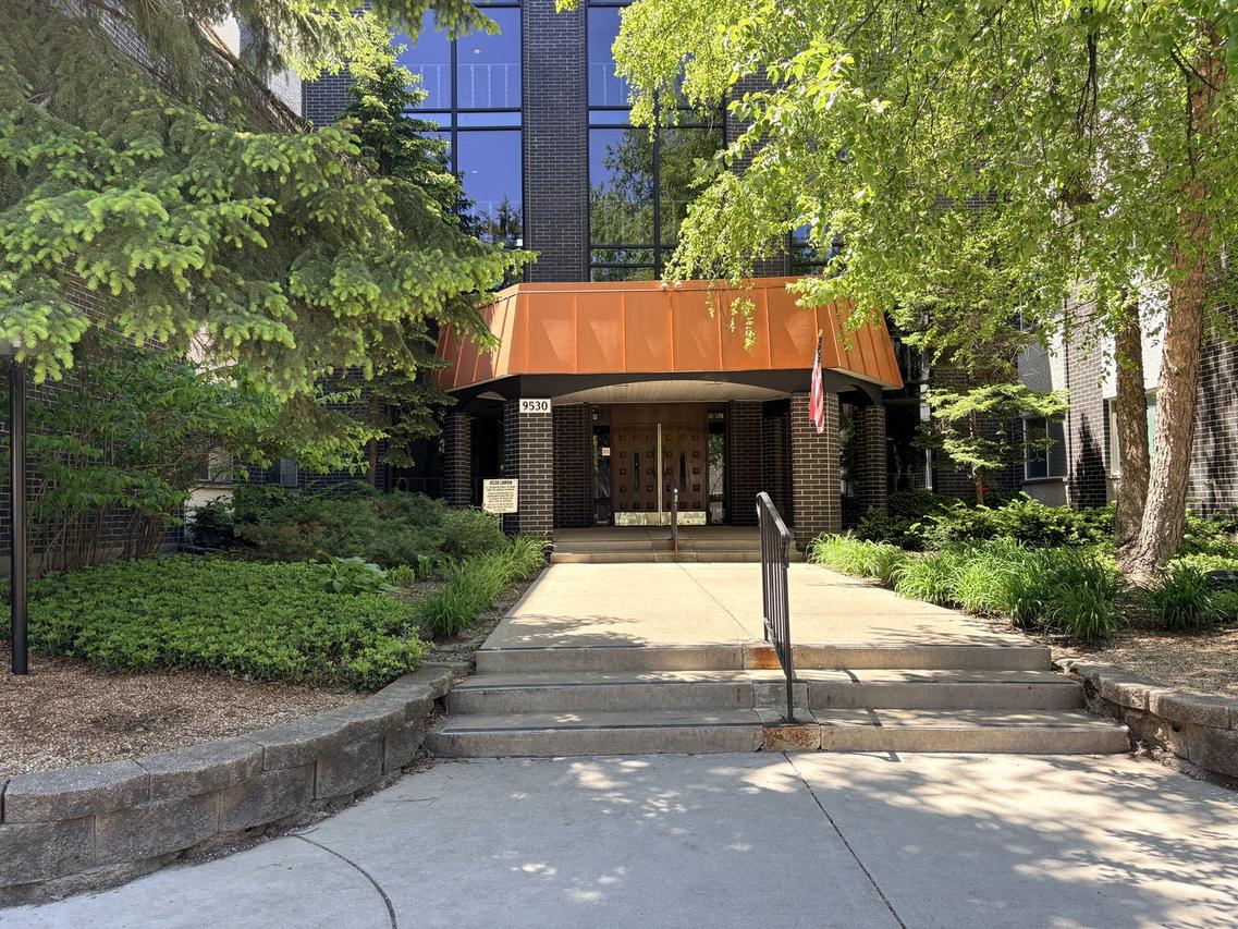 9530 Lamon Ave. #115, Skokie, IL 60077