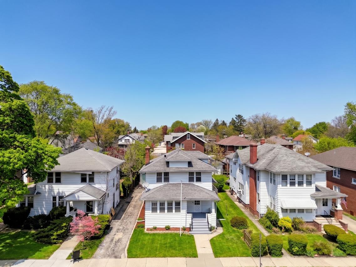 416 Hull Ct., Waukegan, IL 60085
