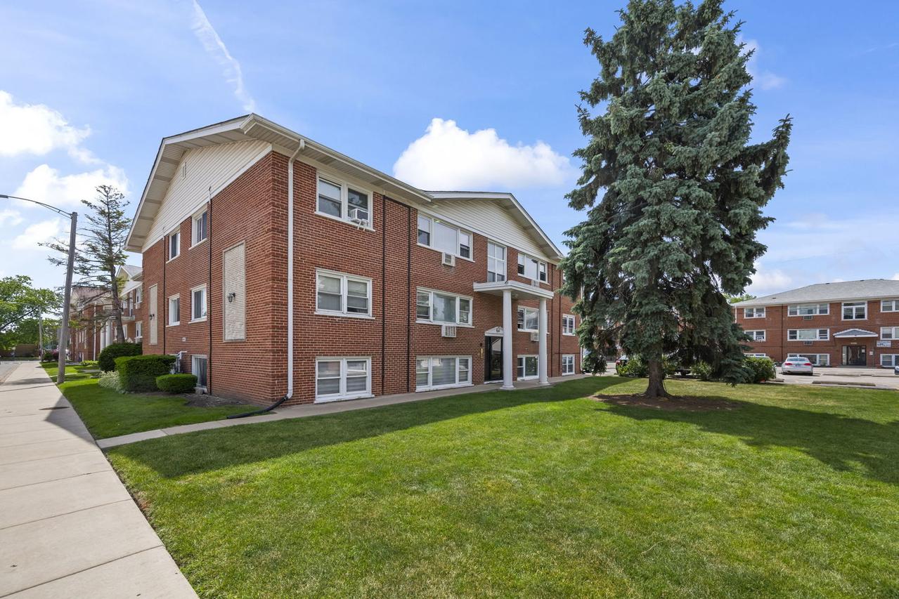 10121 Hartford Ct. #1B, Schiller Park, IL 60176