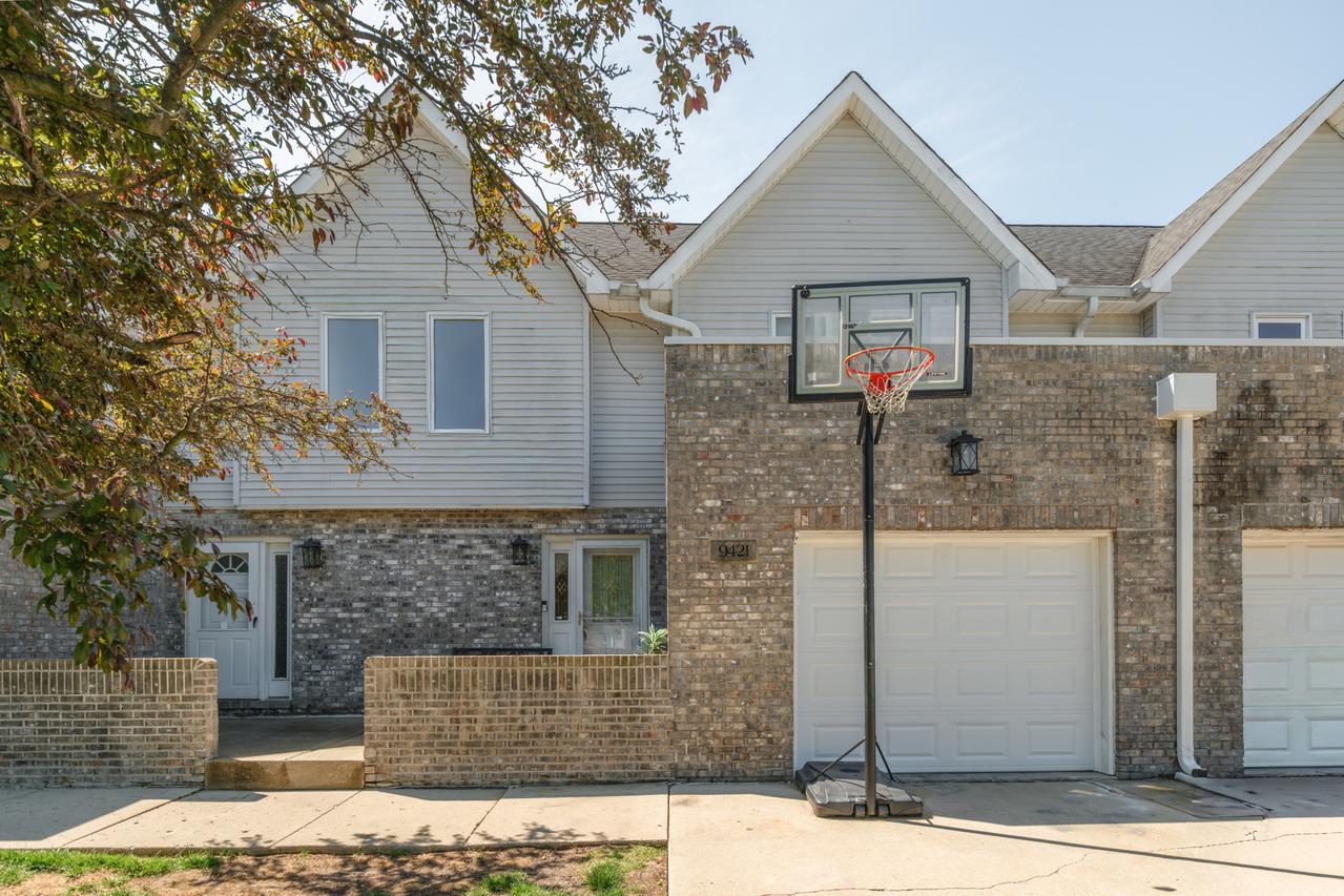 9421 Lindsay St., Orland Hills, IL 60487