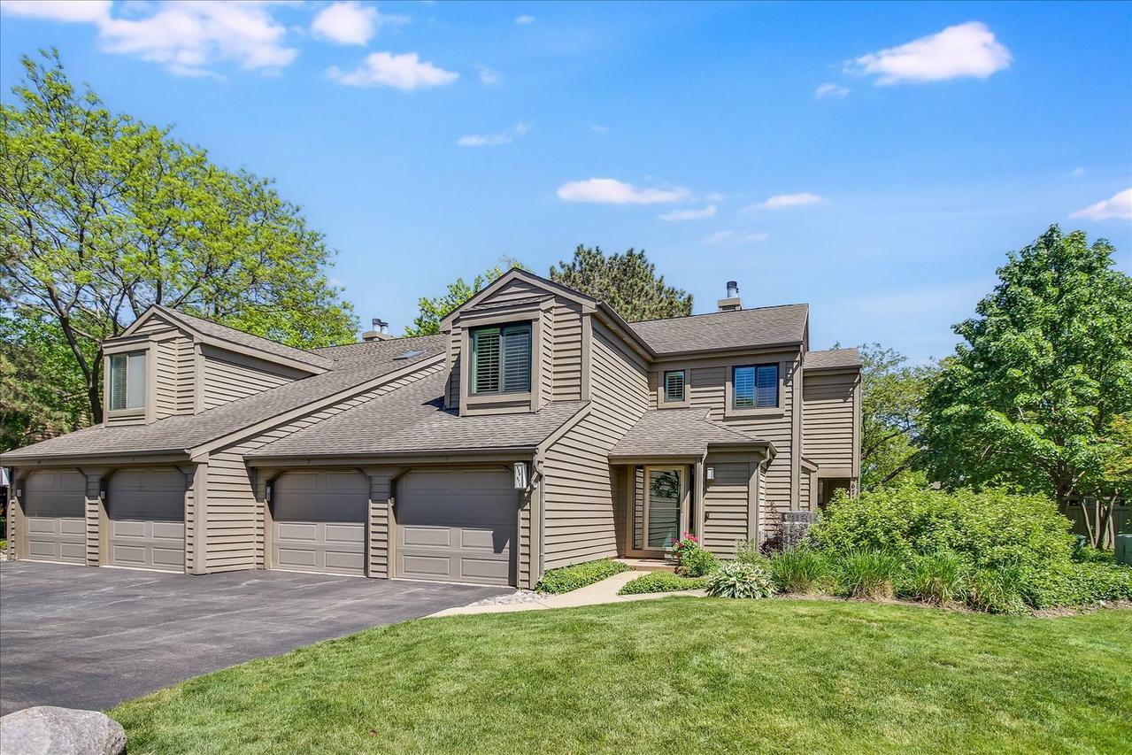 669 Golf Ln., Lake Barrington, IL 60010