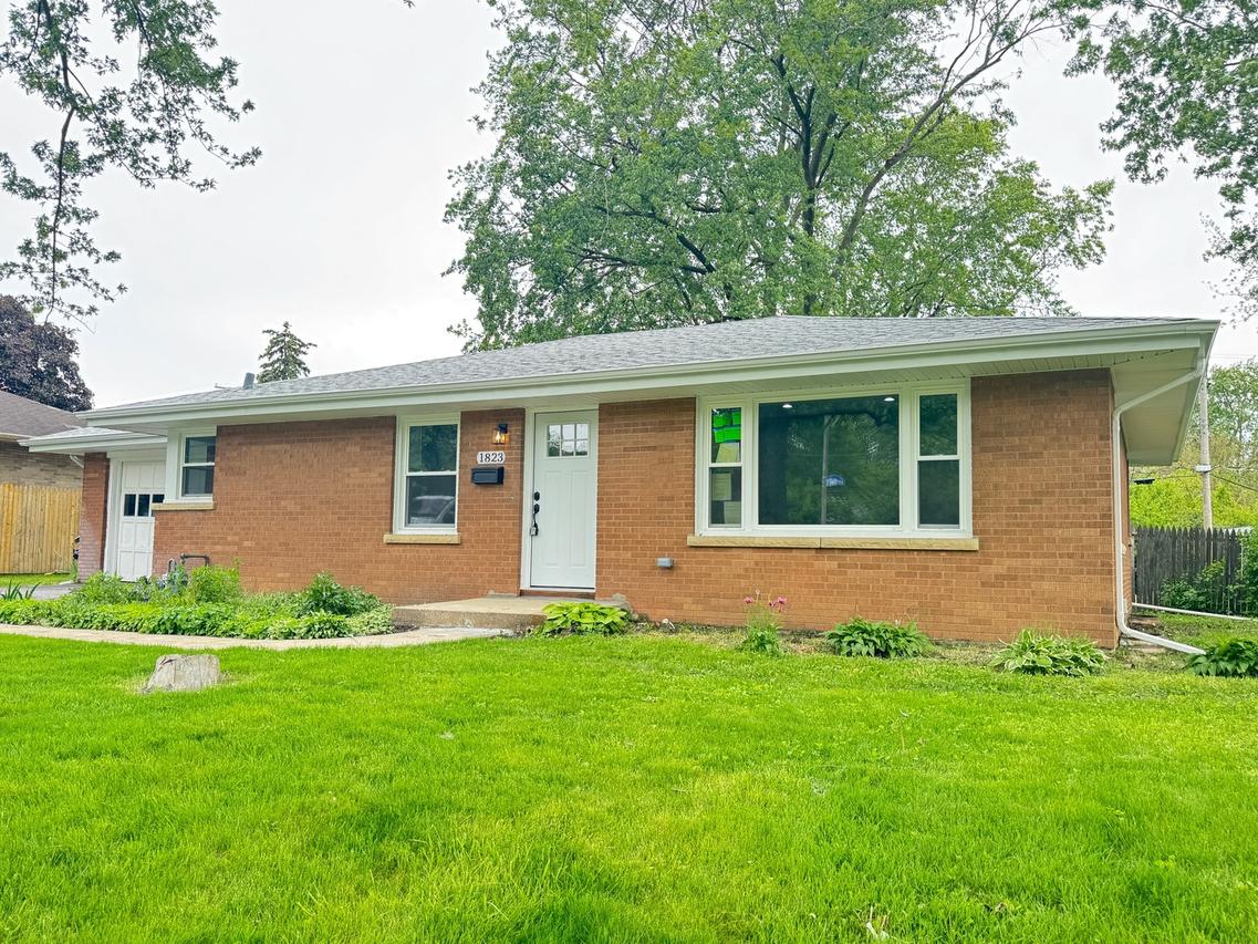 1823 Alma Dr., Crest Hill, IL 60403