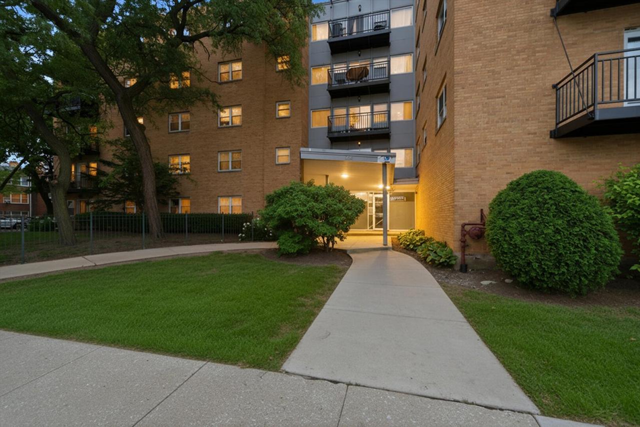 2501 W Bryn Mawr Ave. #102, Chicago, IL 60659
