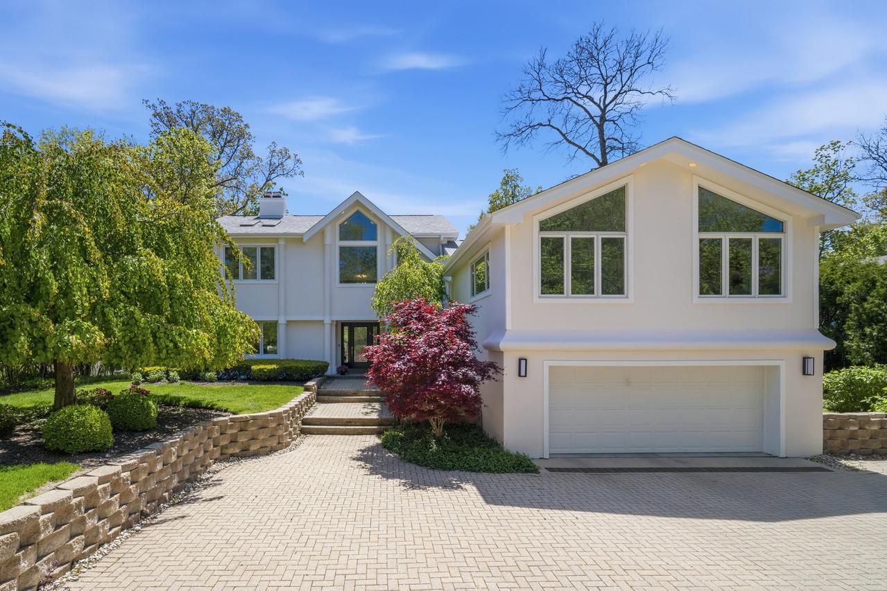124 Ravinoaks Ln., Highland Park, IL 60035