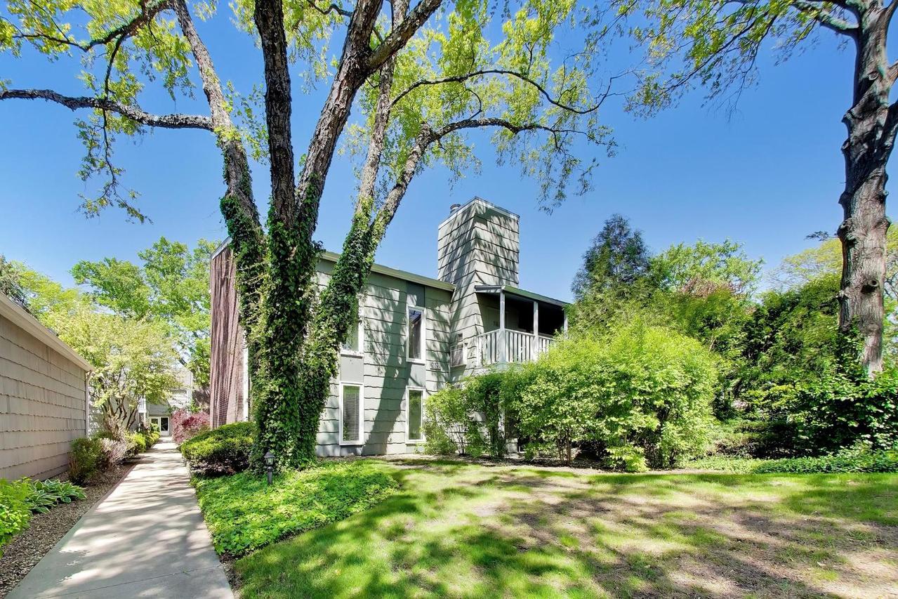 1520 Stonebridge Tr. #2-1, Wheaton, IL 60189