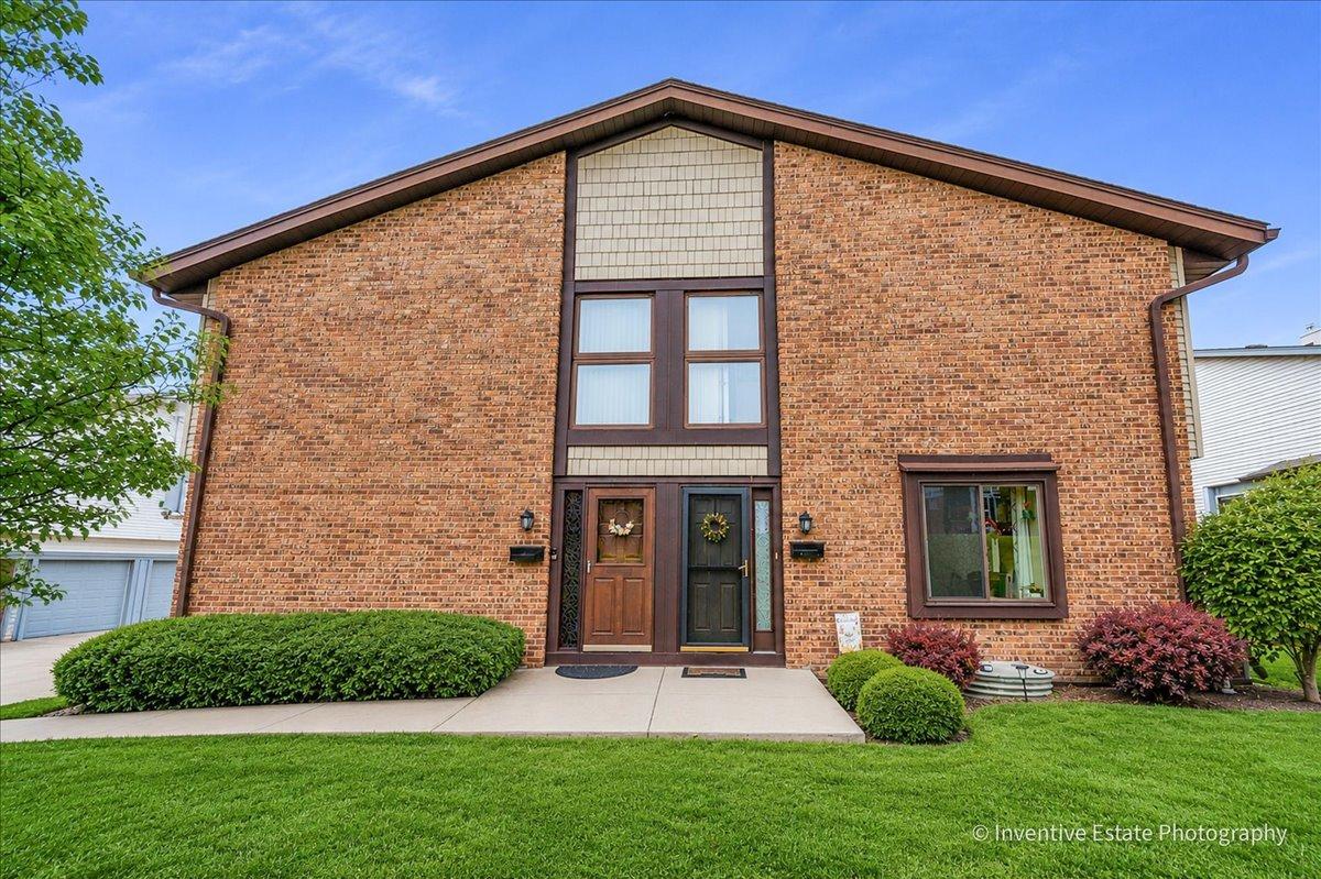 8325 Portsmouth Dr. #A, Darien, IL 60561