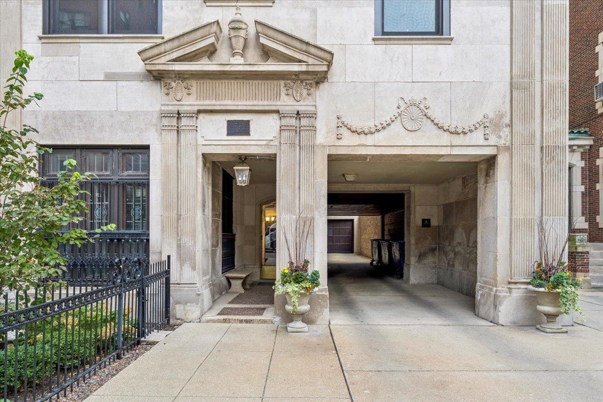 707 W Junior Ter. #10, Chicago, IL 60613