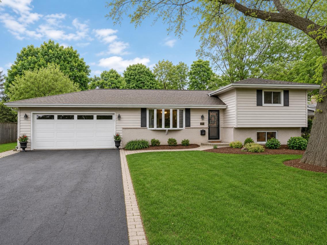 2238 Silverpine Dr., Glenview, IL 60025