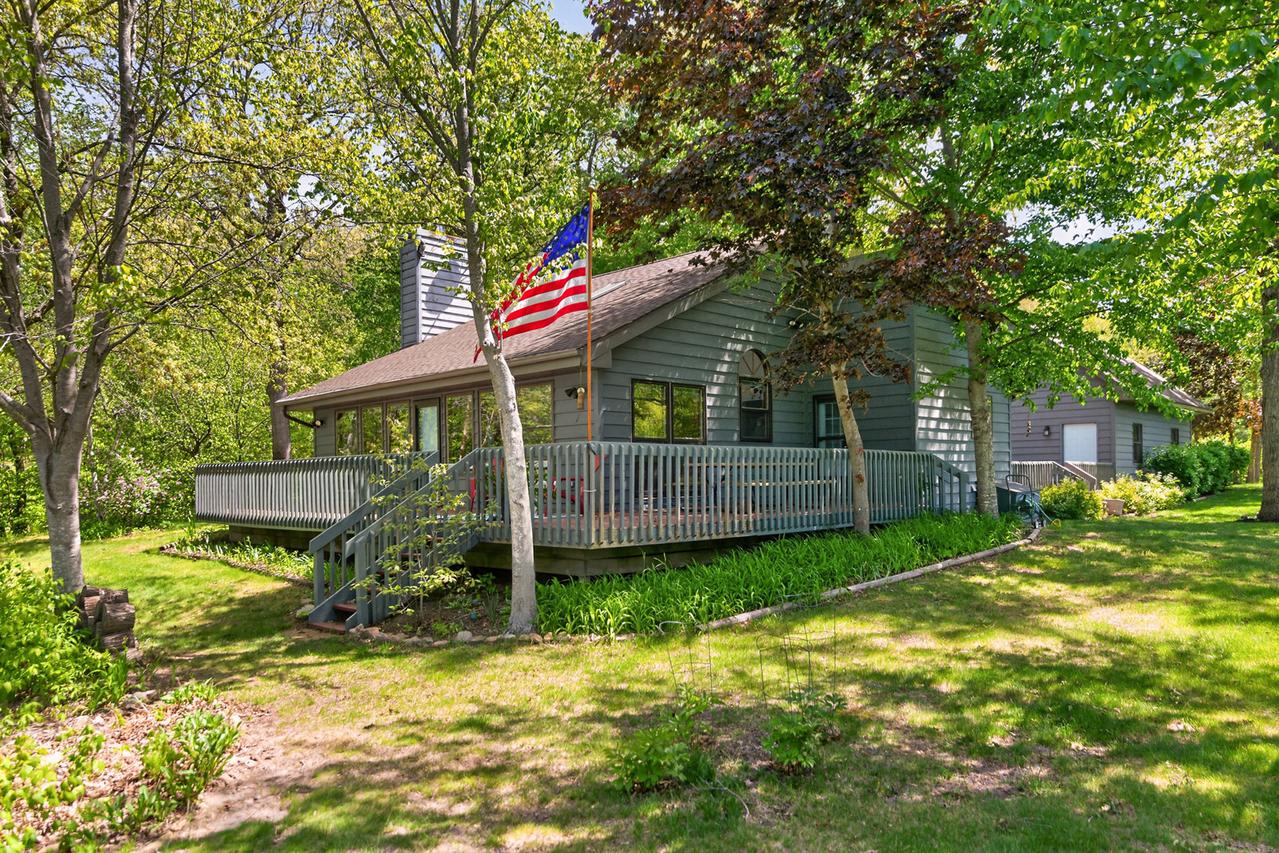 1110 White Pine Dr., Dixon, IL 61021