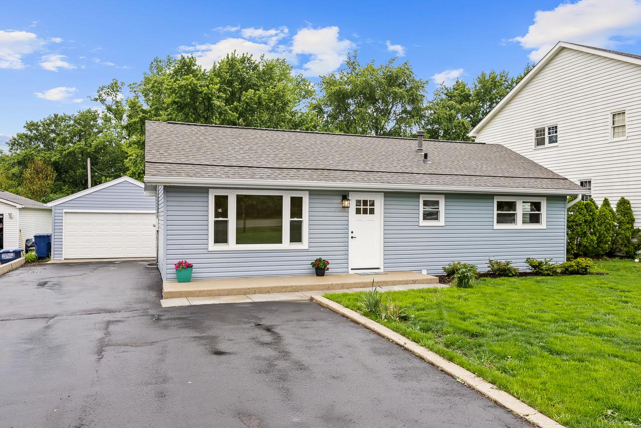 6214 Pershing Ave., Downers Grove, IL 60516