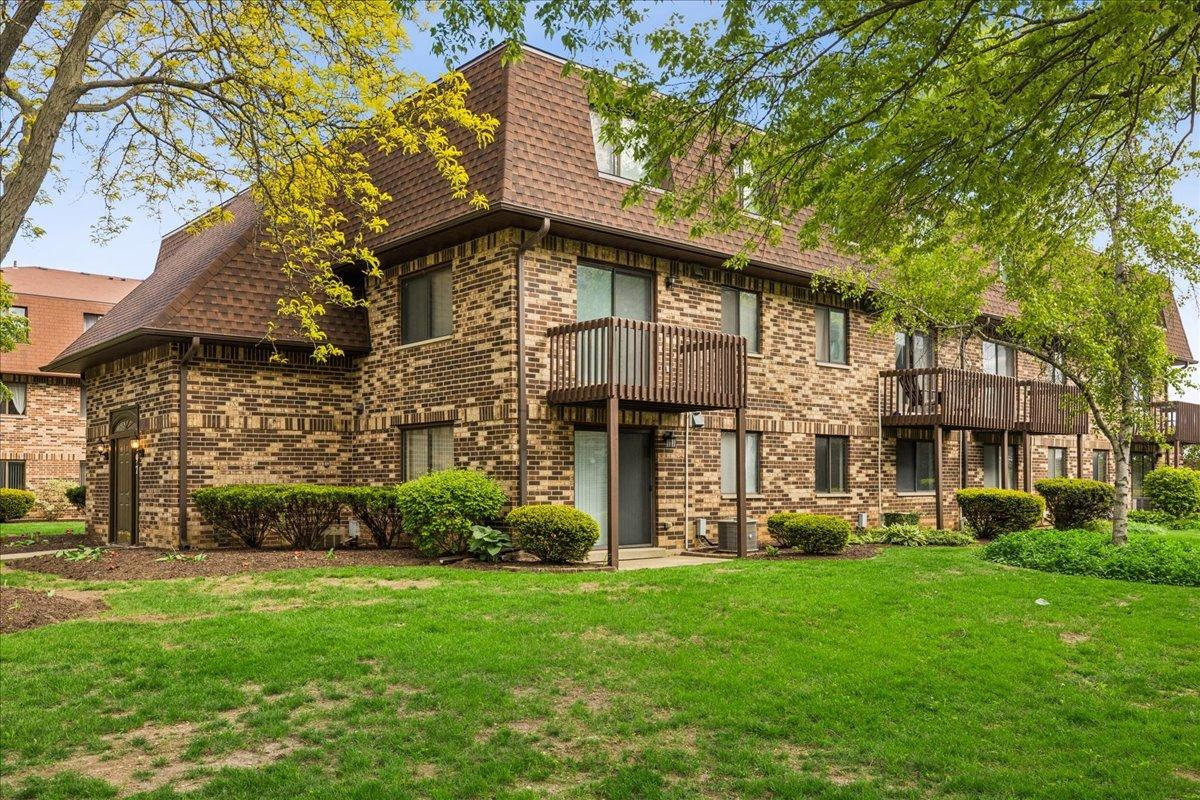 197 Uteg St. #207A, Crystal Lake, IL 60014