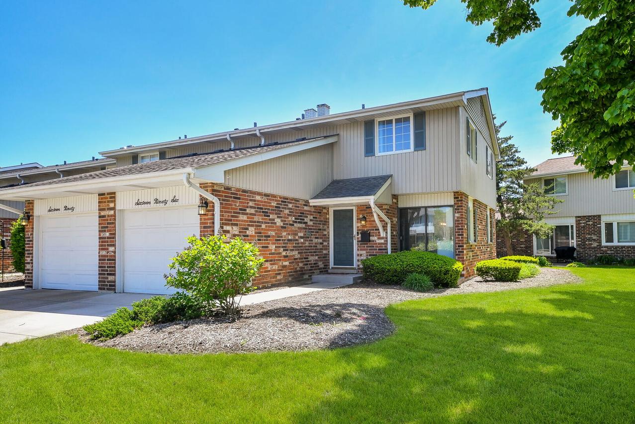 1696 Darwin Ct., Wheaton, IL 60189