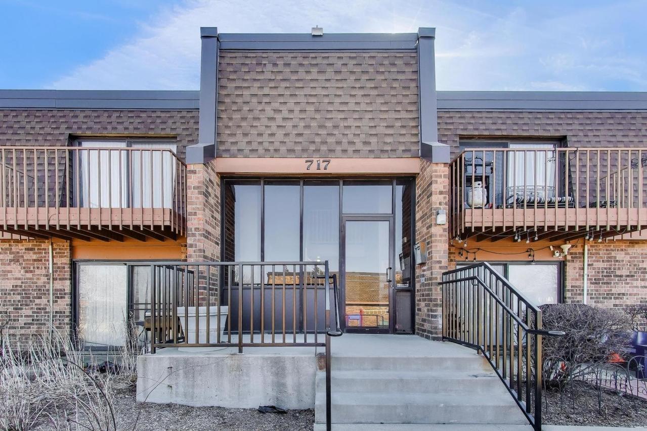 717 Killarney Ct. #2D, Schaumburg, IL 60193