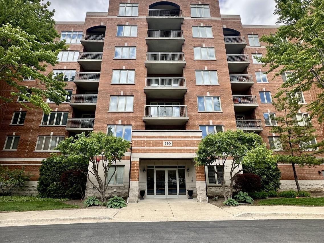 390 S Western Ave. #605, Des Plaines, IL 60016