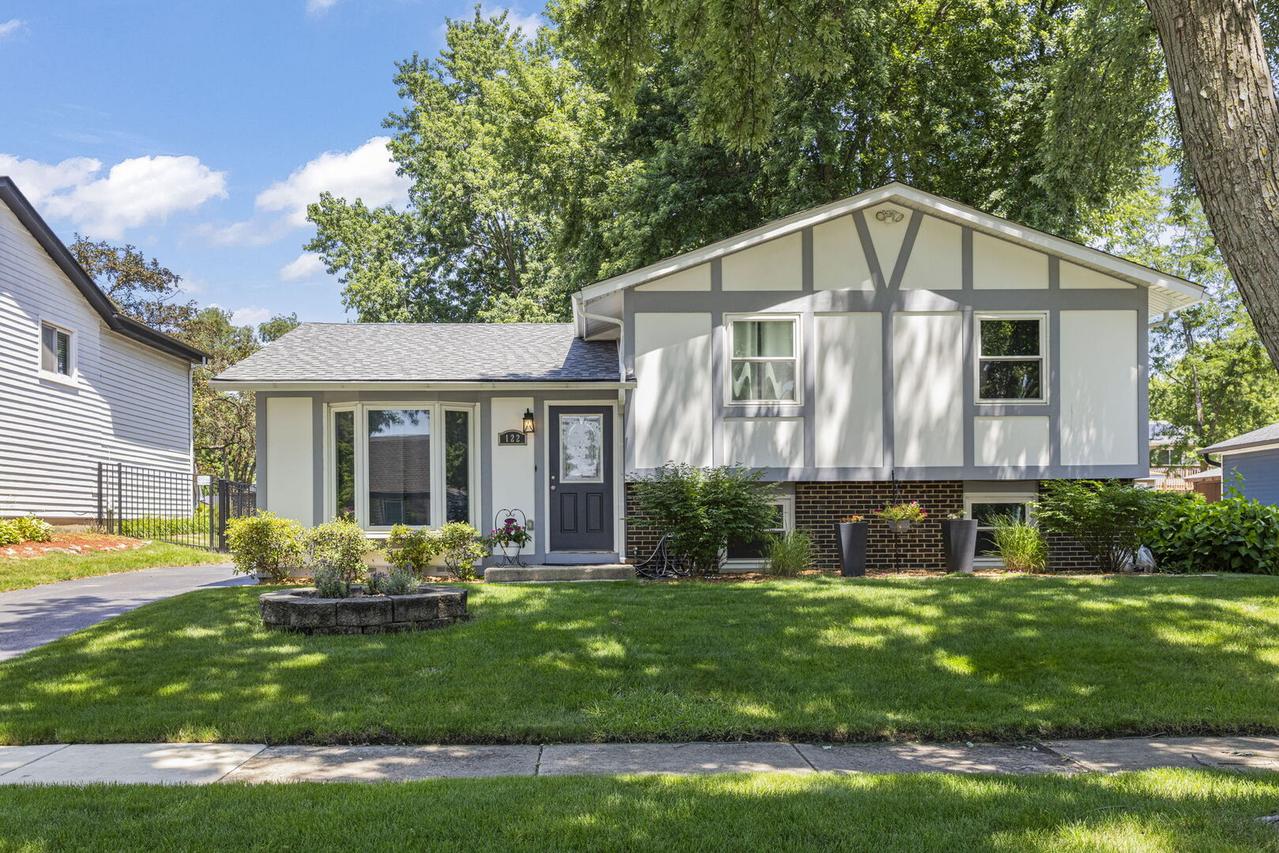 122 Grady Dr., Bolingbrook, IL 60440
