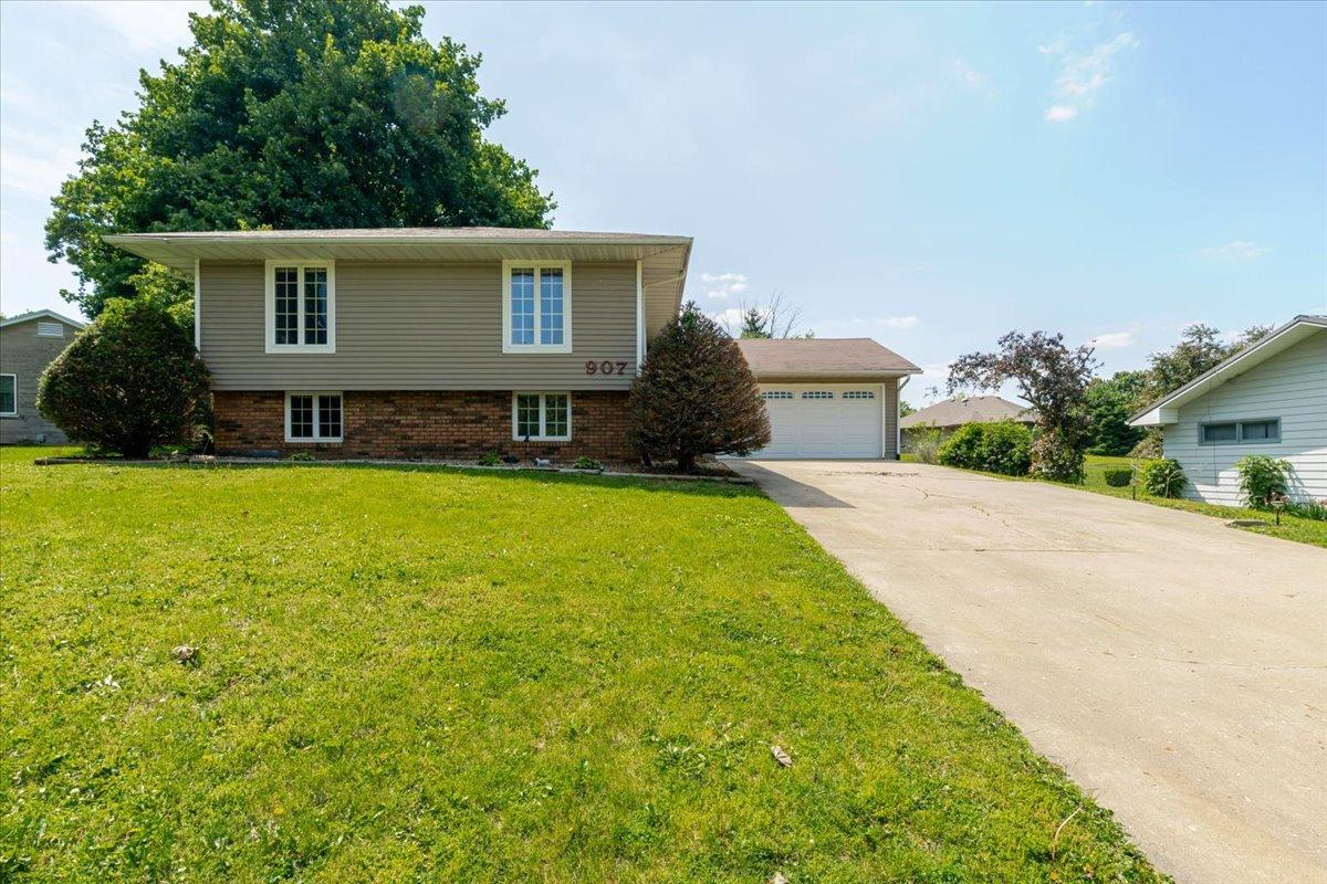 907 S Quincy St., Clinton, IL 61727