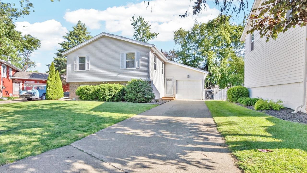 5 Siesta Ct., Bloomington, IL 61704