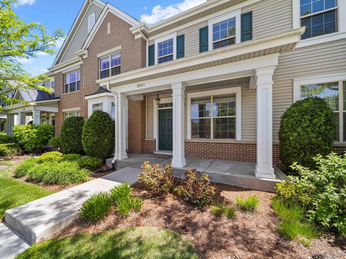 2021 Dauntless Dr., Glenview, IL 60026