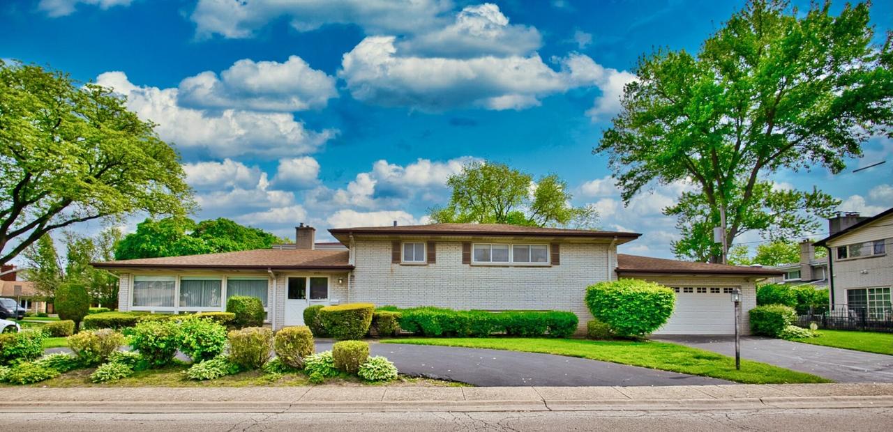4351 W Chase Ave., Lincolnwood, IL 60712