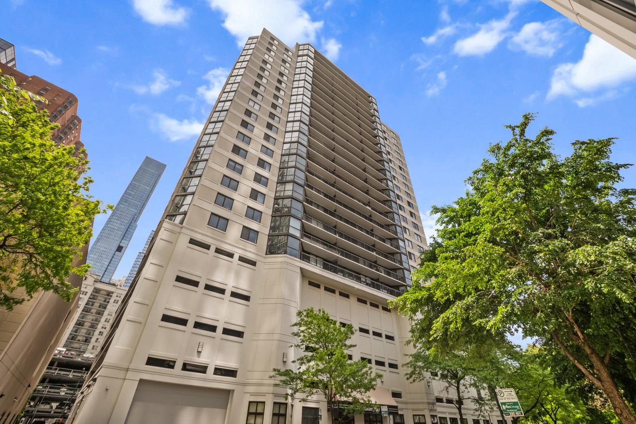33 W Delaware Pl. #22J, Chicago, IL 60610