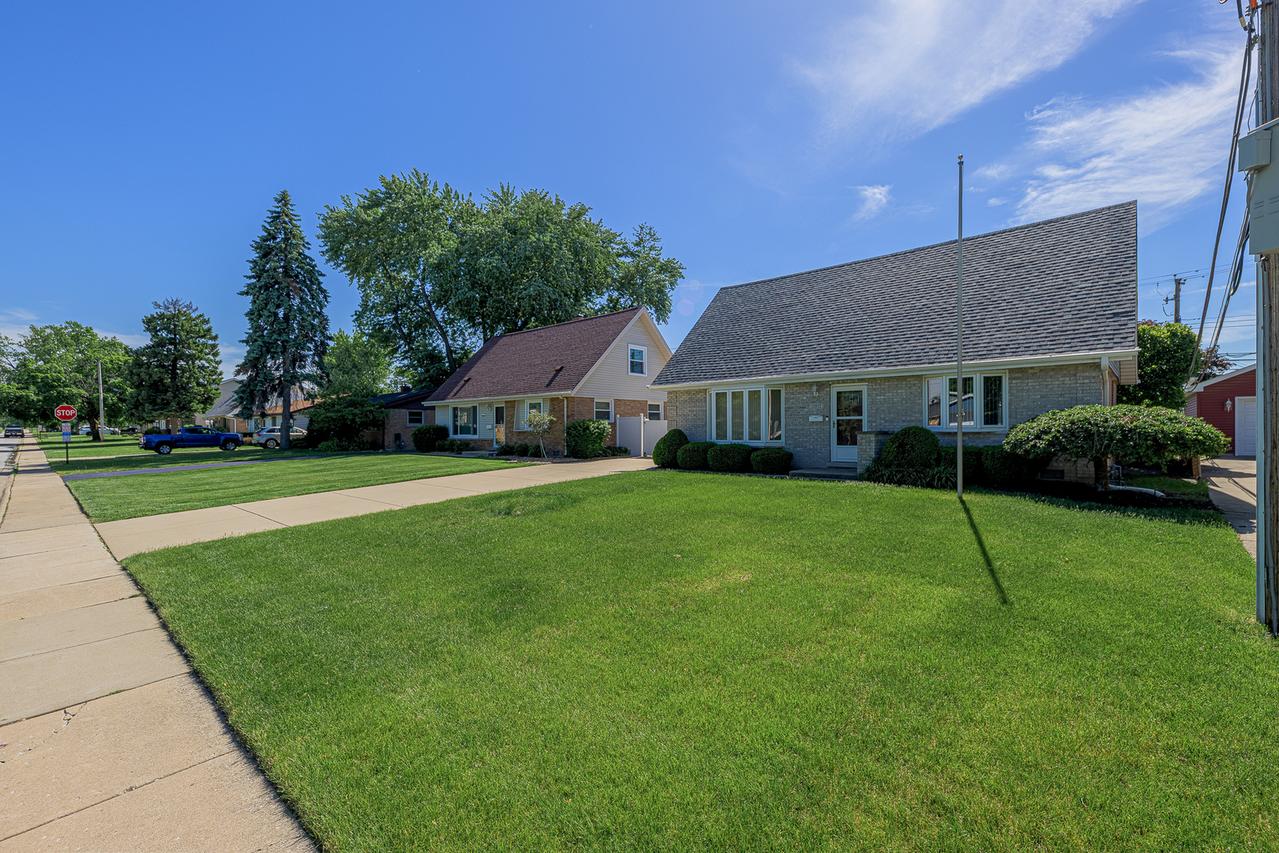 12912 W Playfield Dr., Crestwood, IL 60418
